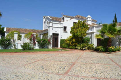 联排别墅 出售 进入 Guadalmina, Málaga. 