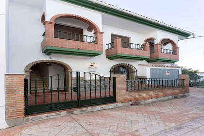 房子 出售 进入 Guaro, Málaga. 