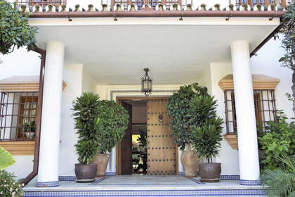 联排别墅 出售 进入 Guadalmina, Málaga. 