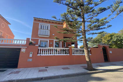 Xalet adossat venda a Torremolinos, Málaga. 