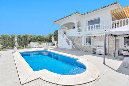 联排别墅 出售 进入 Cerros Del Lago, Marbella, Málaga. 